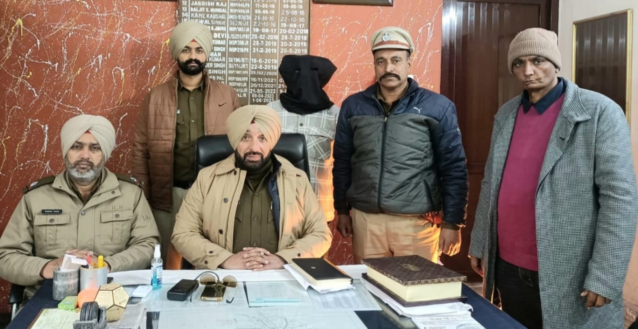 A person was arrested with 70 grams of heroin, 21 drug injections, 30 thousand rupees in drug money and an iPhone, a case was registered.